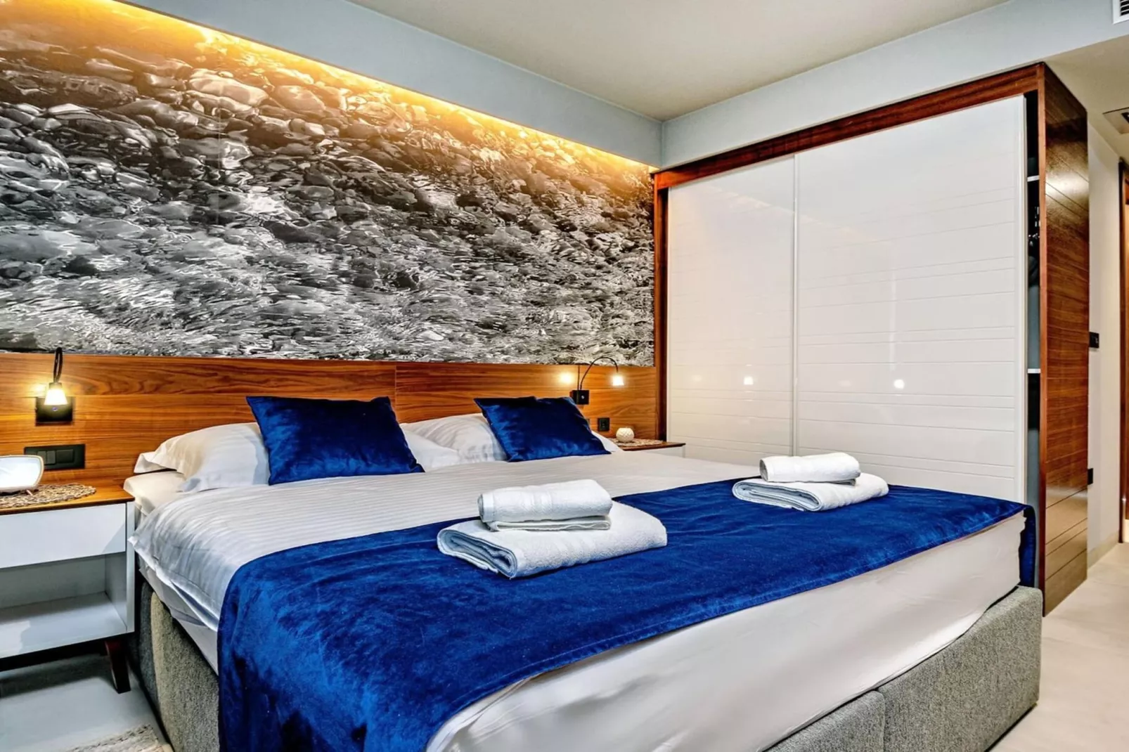 Luxury Villa Delight II – Promajna, Heated Pool - Slaapkamer