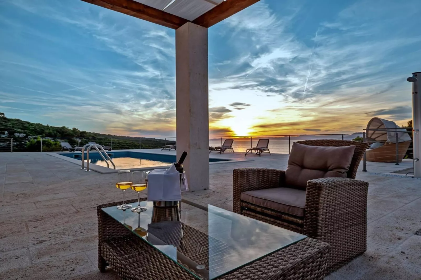 Villa Castello di Pietra Brac with Heated Pool - Terrasbalkon