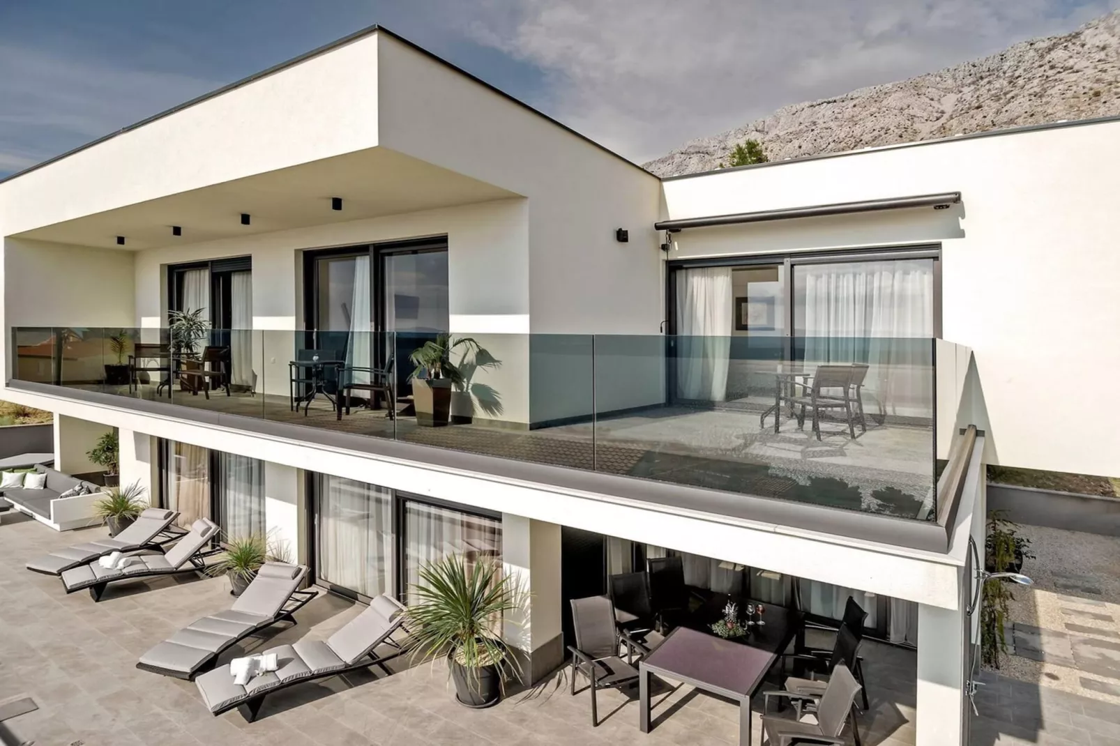 Luxury Villa Happiness Omis with Pool, Gym & Sauna - Buitenkant zomer