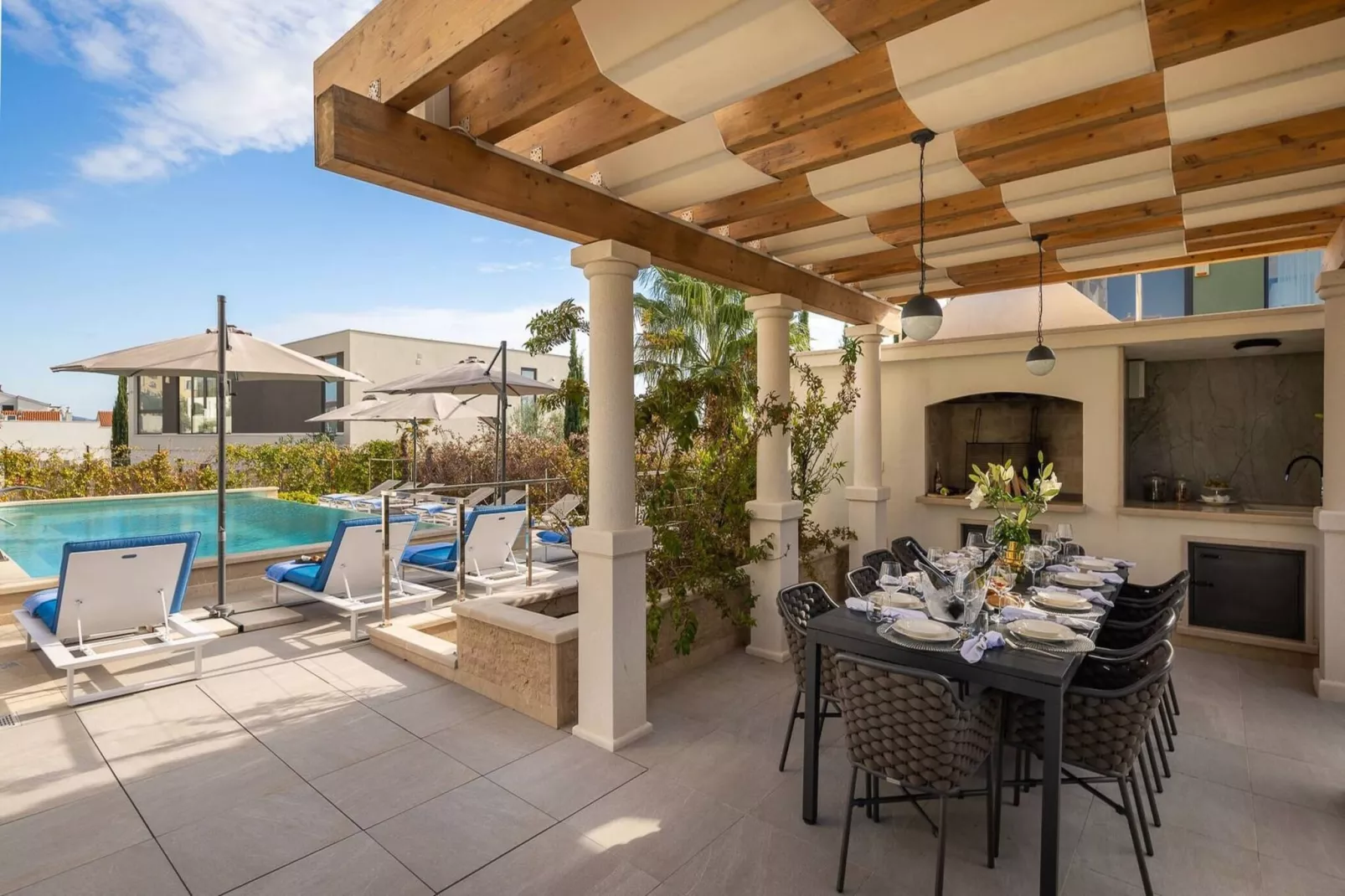 Luxury Seafront Villa Castello Rogoznica with Pool - Terrasbalkon