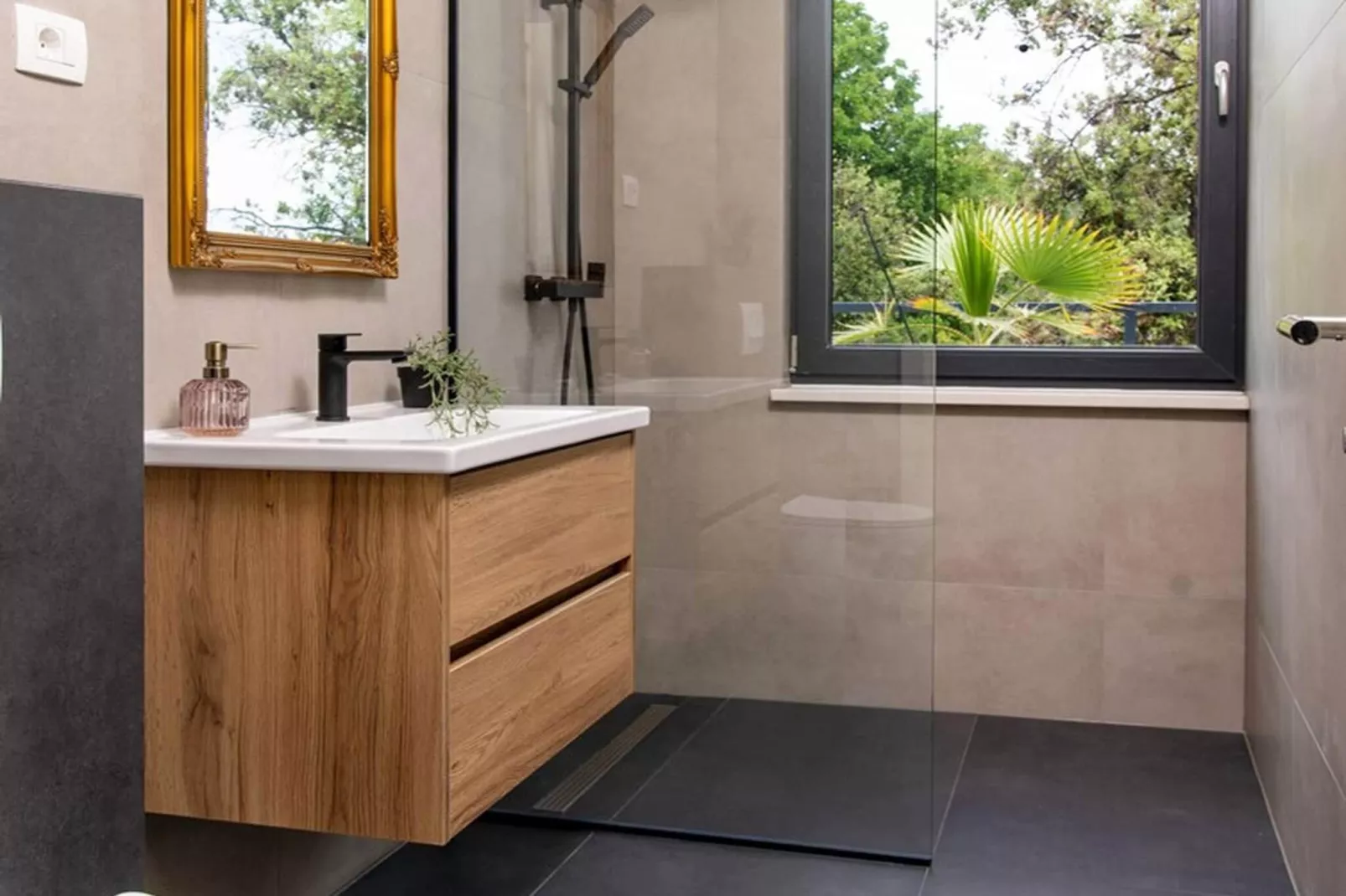 Luxury Villa Soleia Skrip with Private Pool - Badkamer