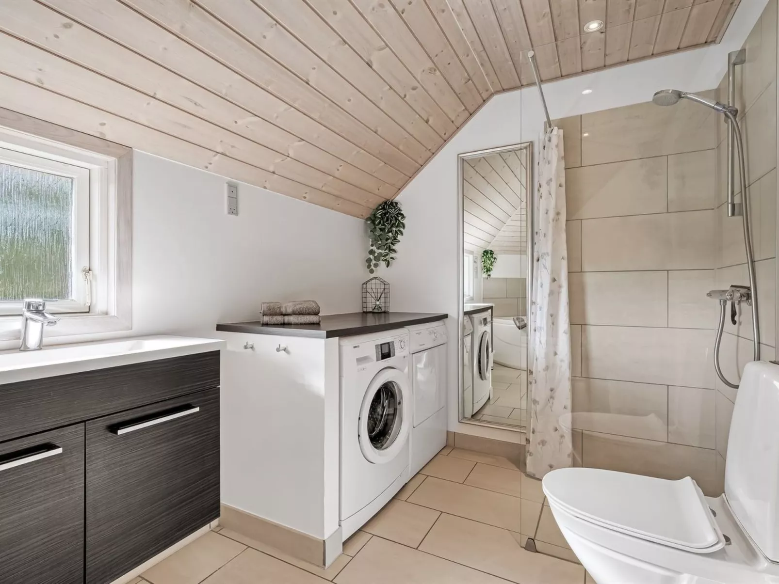 "Kenny" - 1.2km from the sea - Binnen