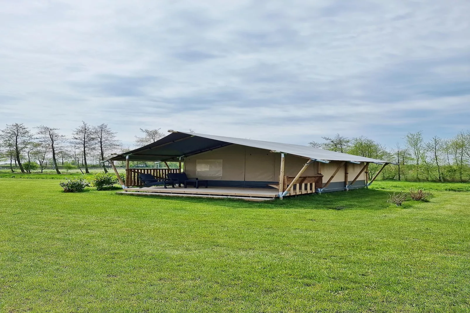 Luxe glamping met badkamer 2 - Buitenkant zomer