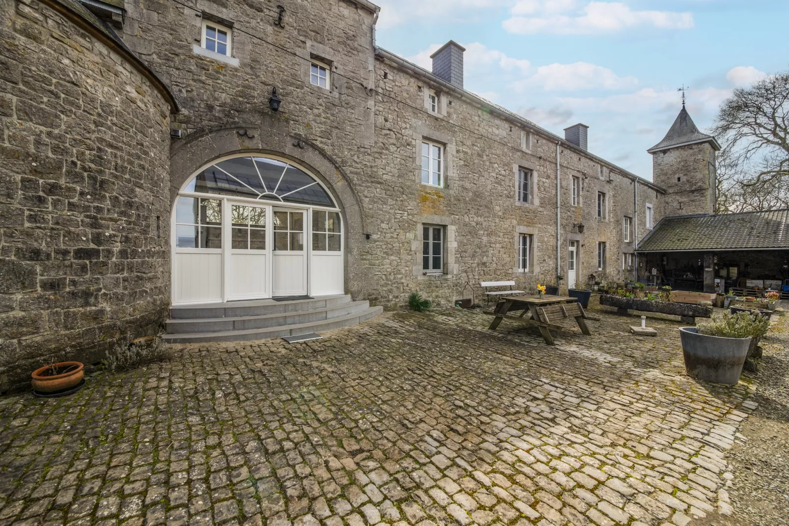 La Cour de Himbe - Buitenkant zomer