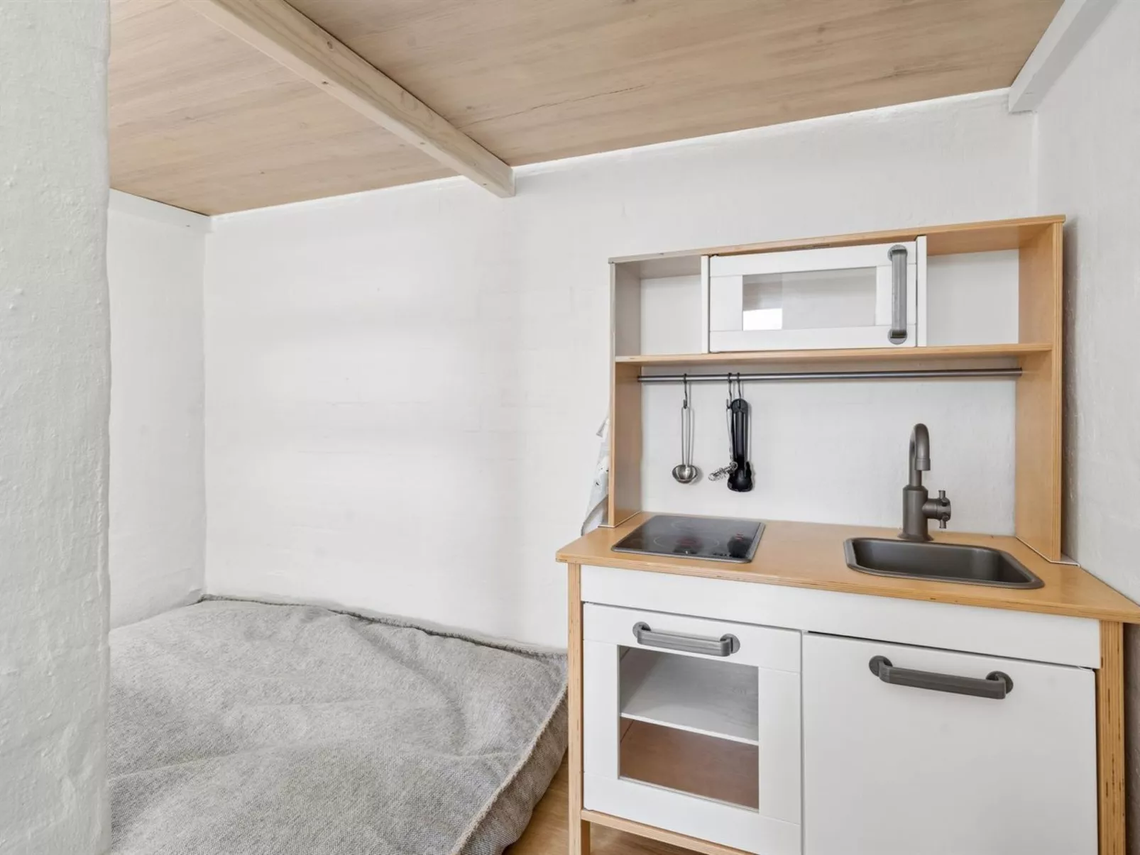 "Cyrill" - 2km from the sea - Binnen