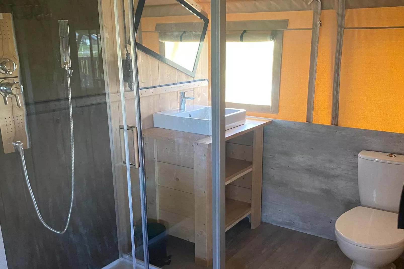 Luxe glamping met badkamer 1 - Badkamer