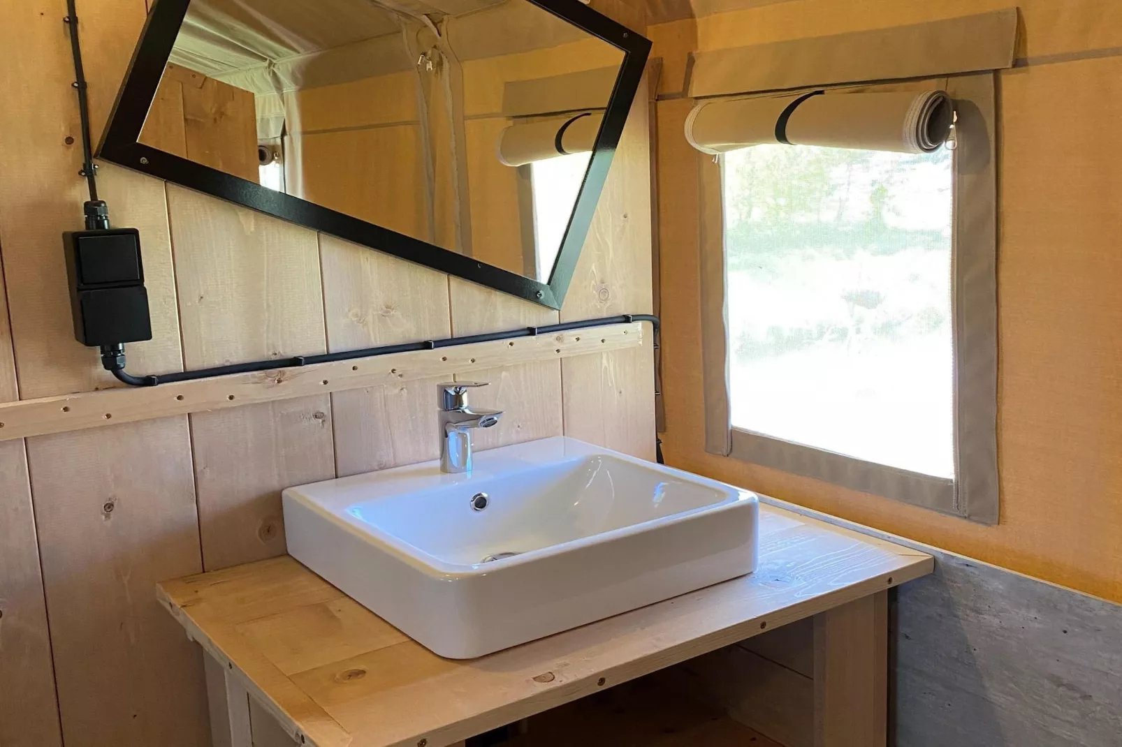 Luxe glamping met badkamer 1 - Badkamer
