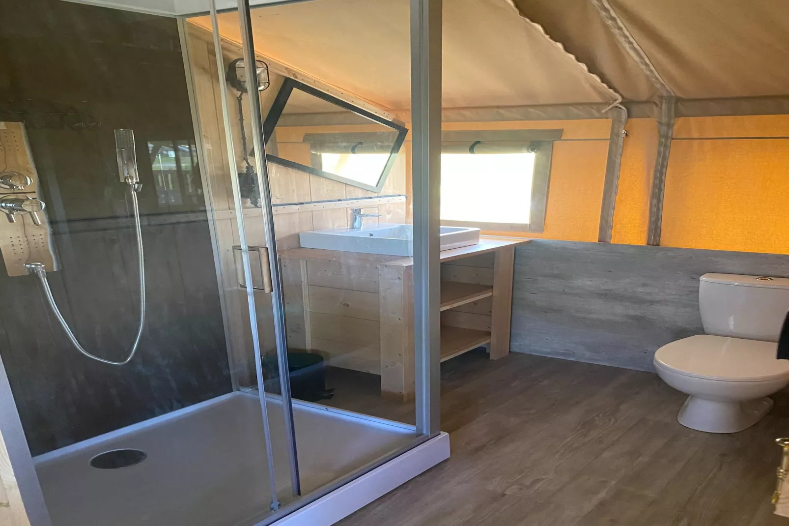 Luxe glamping met badkamer 3 - Badkamer