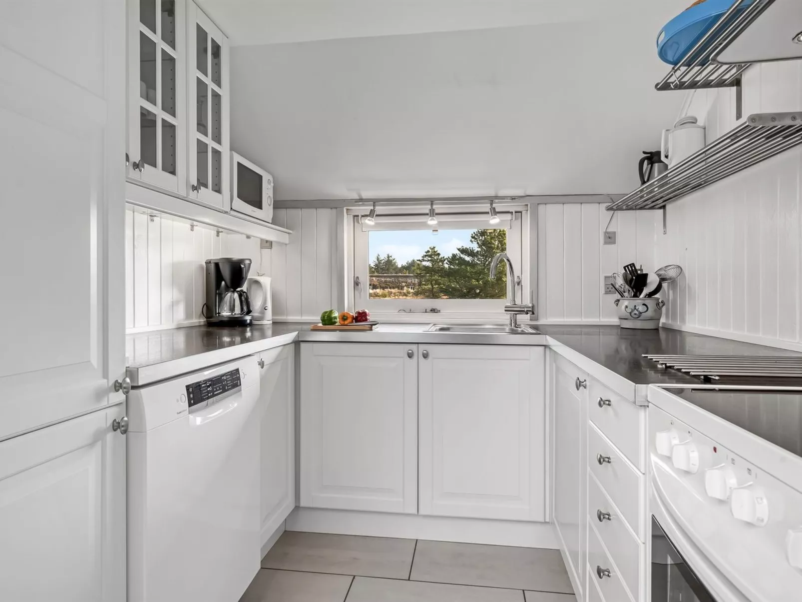 "Kenny" - 1.2km from the sea - Binnen