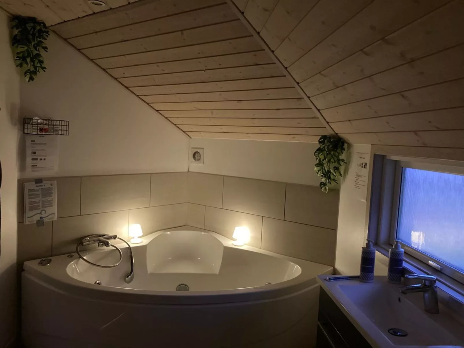 "Kenny" - 1.2km from the sea - Binnen