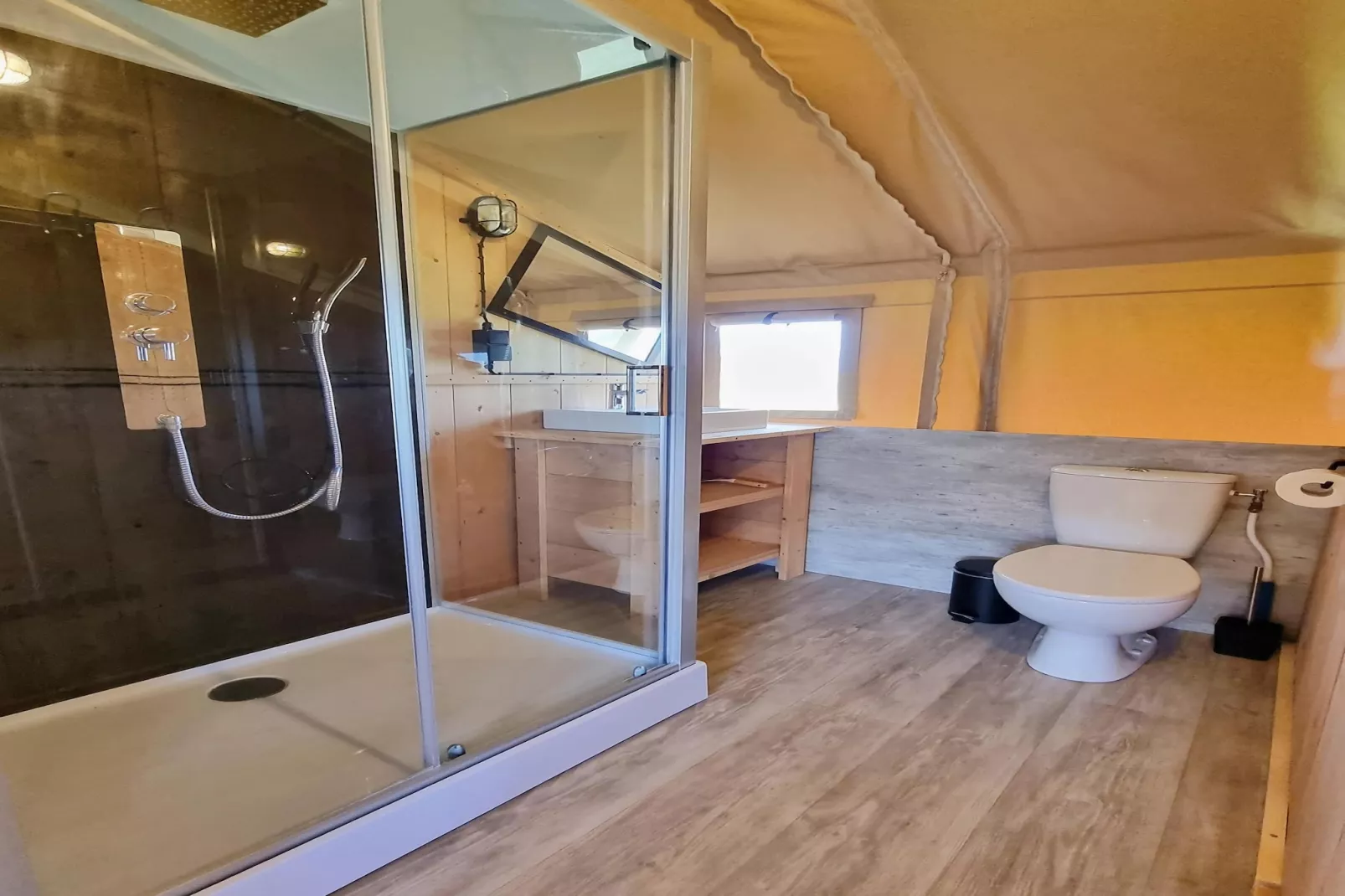 Luxe glamping met badkamer 3 - Badkamer