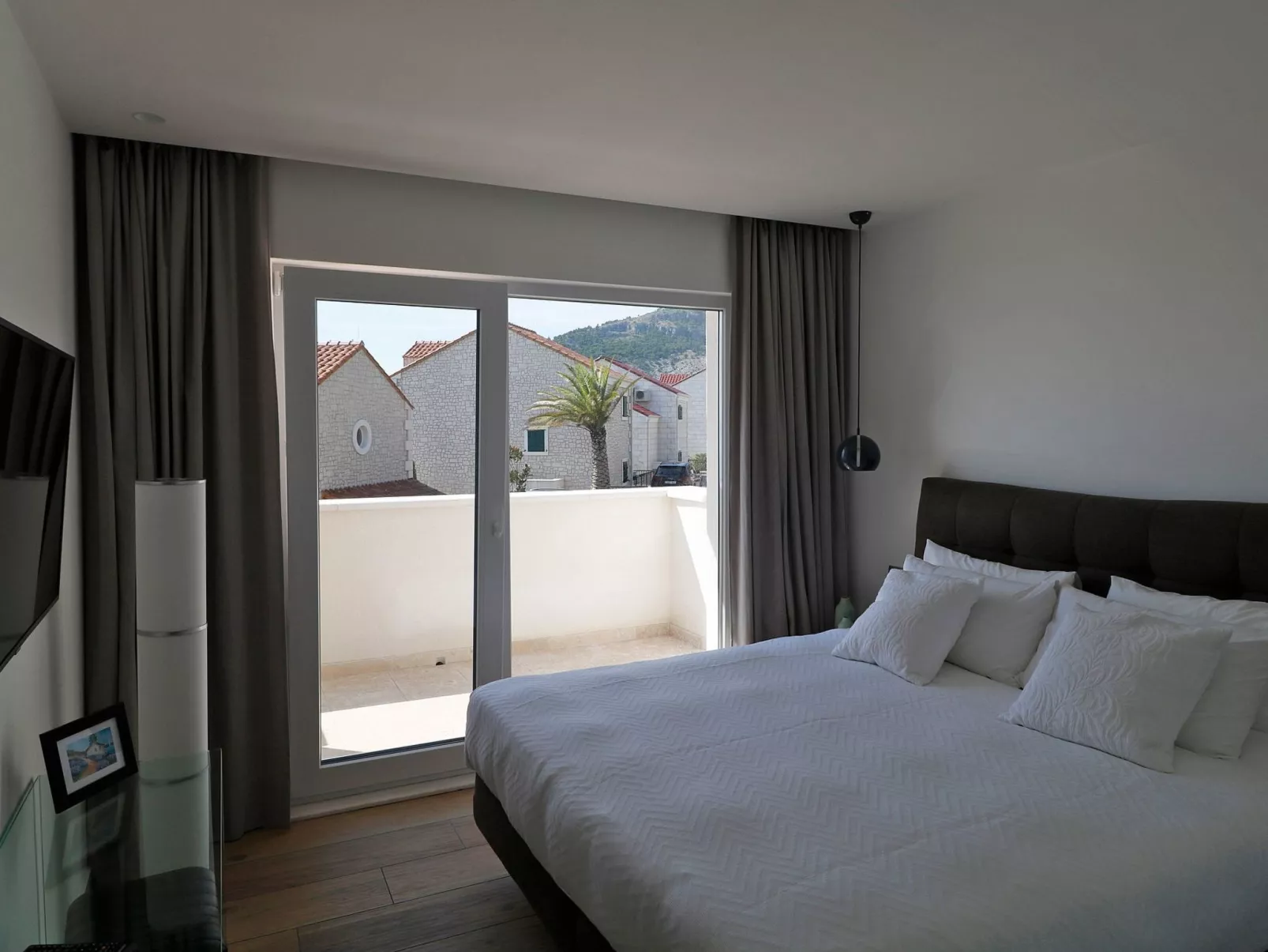 Moderne Villa mit Infinity-Pool im Bergdorf Veliko Brdo