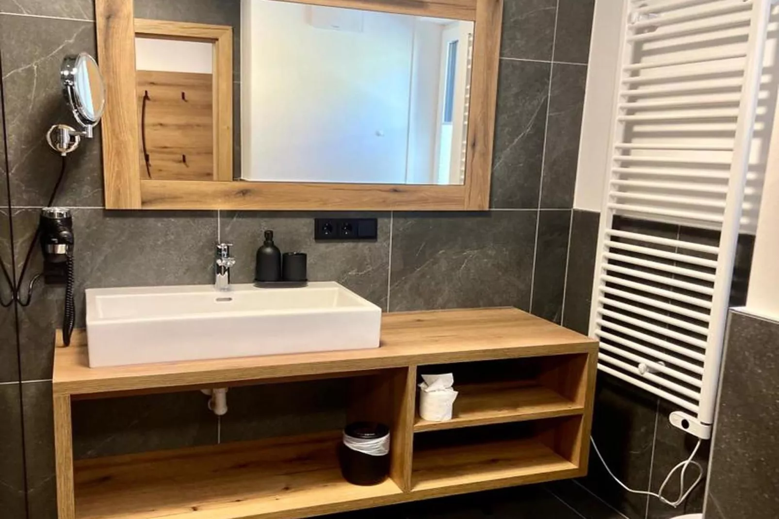 Bergzeit Appartements - Badkamer