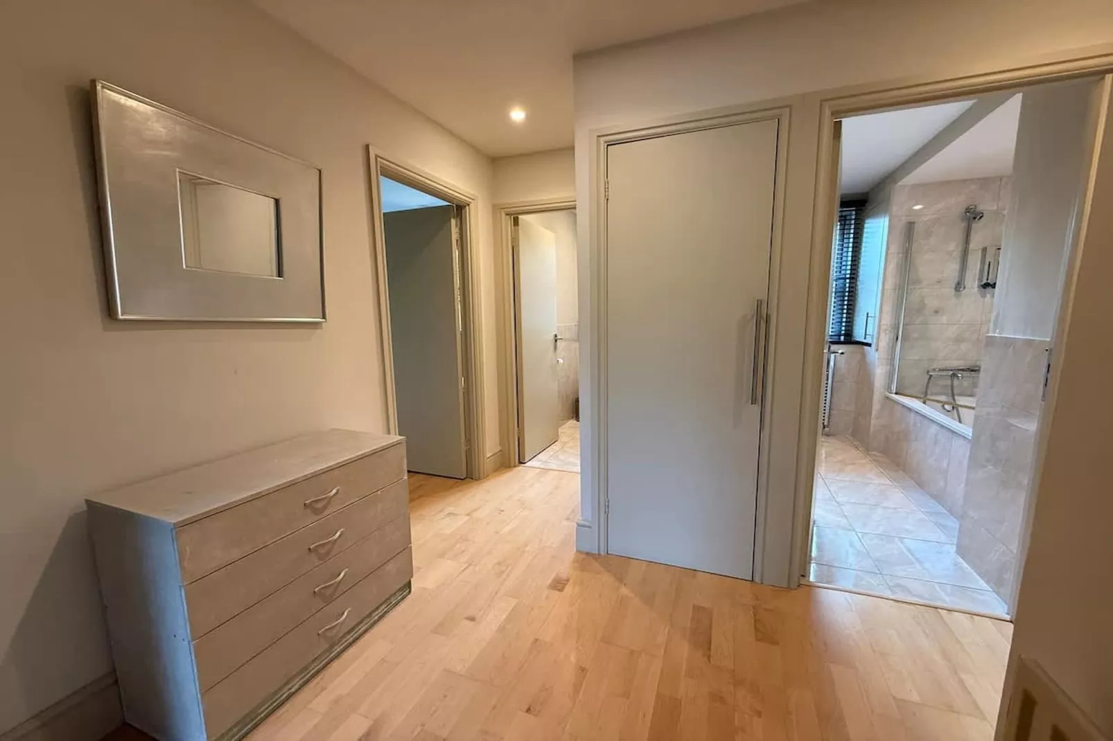 Spacious 3-Bed in Dulwich with Parking - Overloop