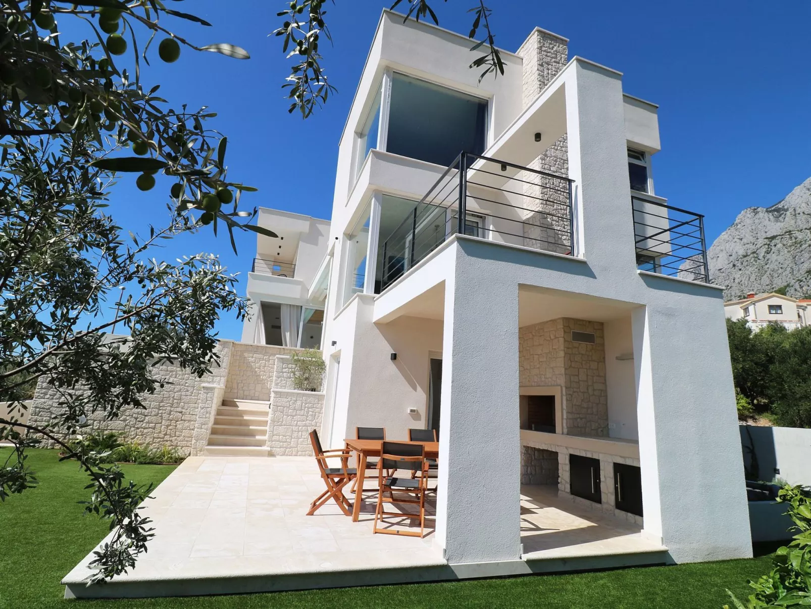 Moderne Villa mit Infinity-Pool im Bergdorf Veliko Brdo - Image-tags.info