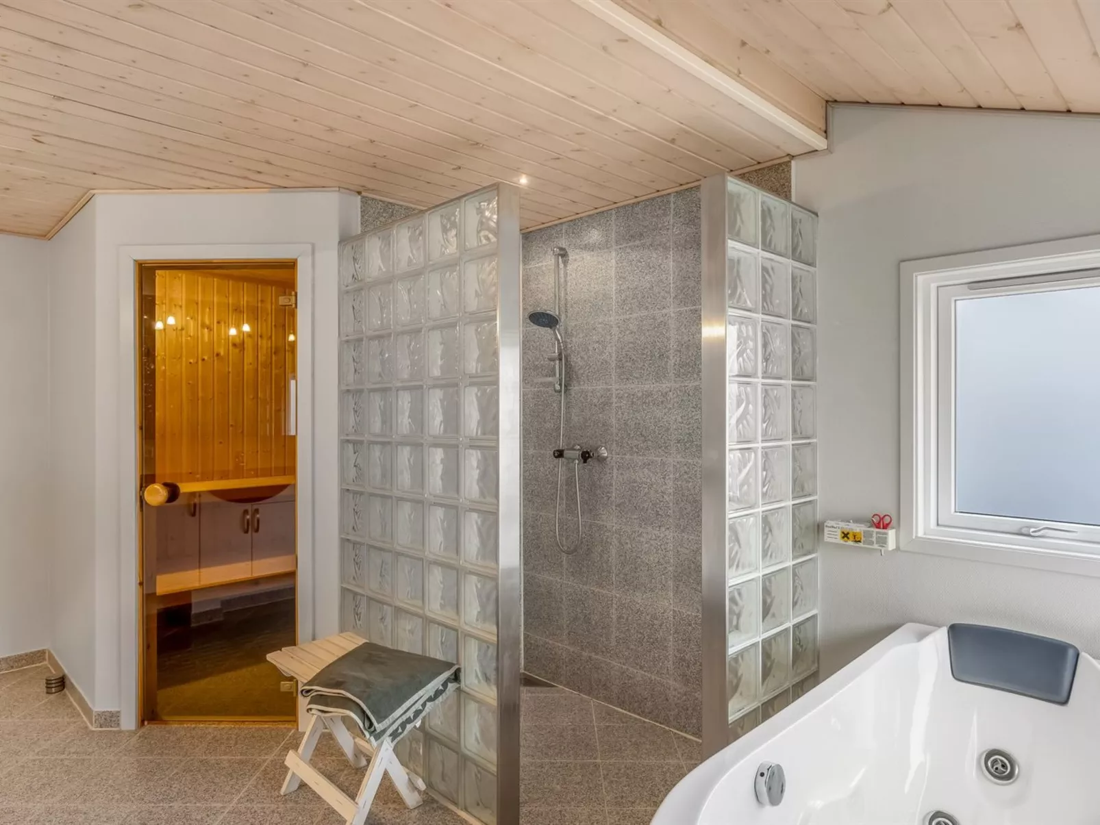 "Beeke" - 1.4km from the sea - Binnen