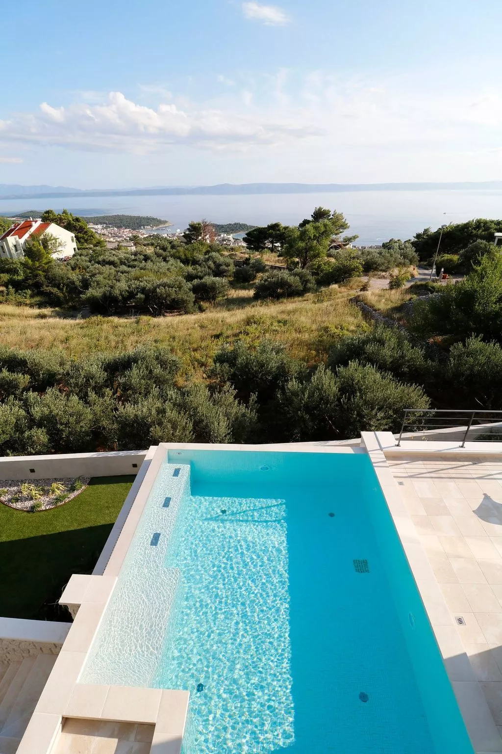 Moderne Villa mit Infinity-Pool im Bergdorf Veliko Brdo - Image-tags.info