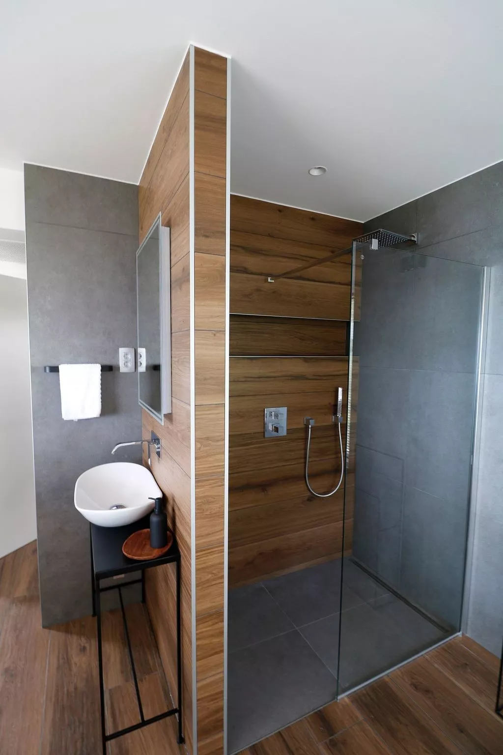 Moderne Villa mit Infinity-Pool im Bergdorf Veliko Brdo - Image-tags.info