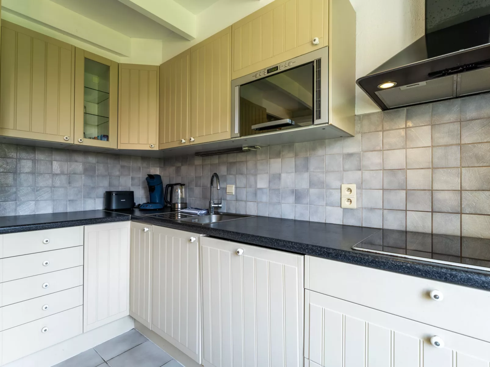 Alice Blue with airco & shared pool - Binnen