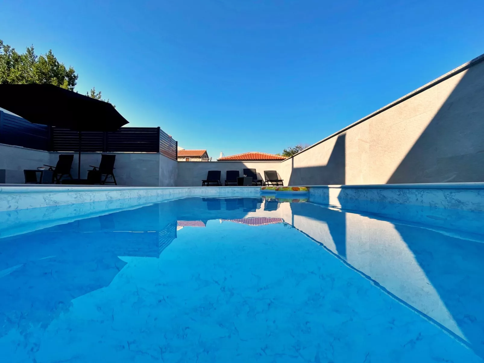 Apartment Bonum mit privatem Pool - Buiten