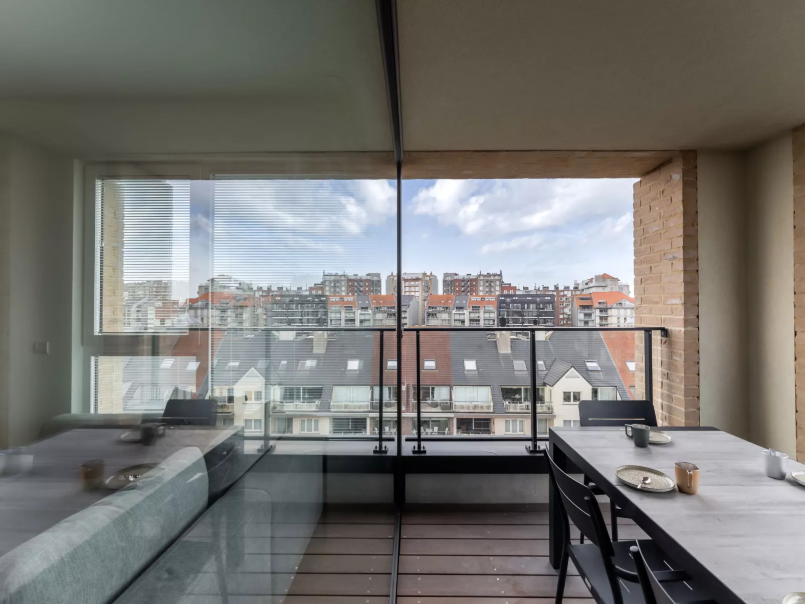 Parkville with parking & terrace - Buiten