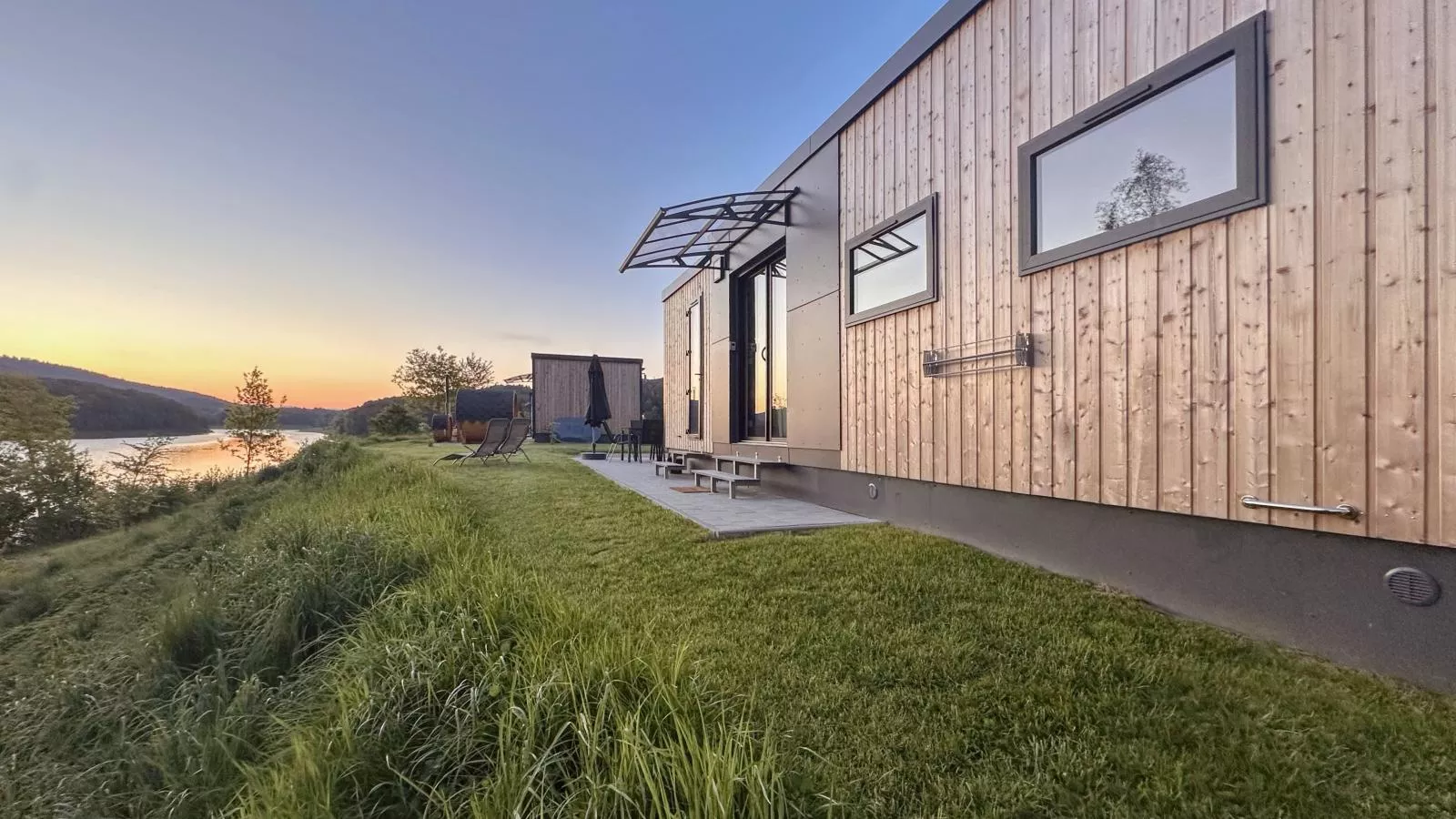 Feriendorf Seeblick - Tiny Chalet Nr 4 - Buitenkant zomer