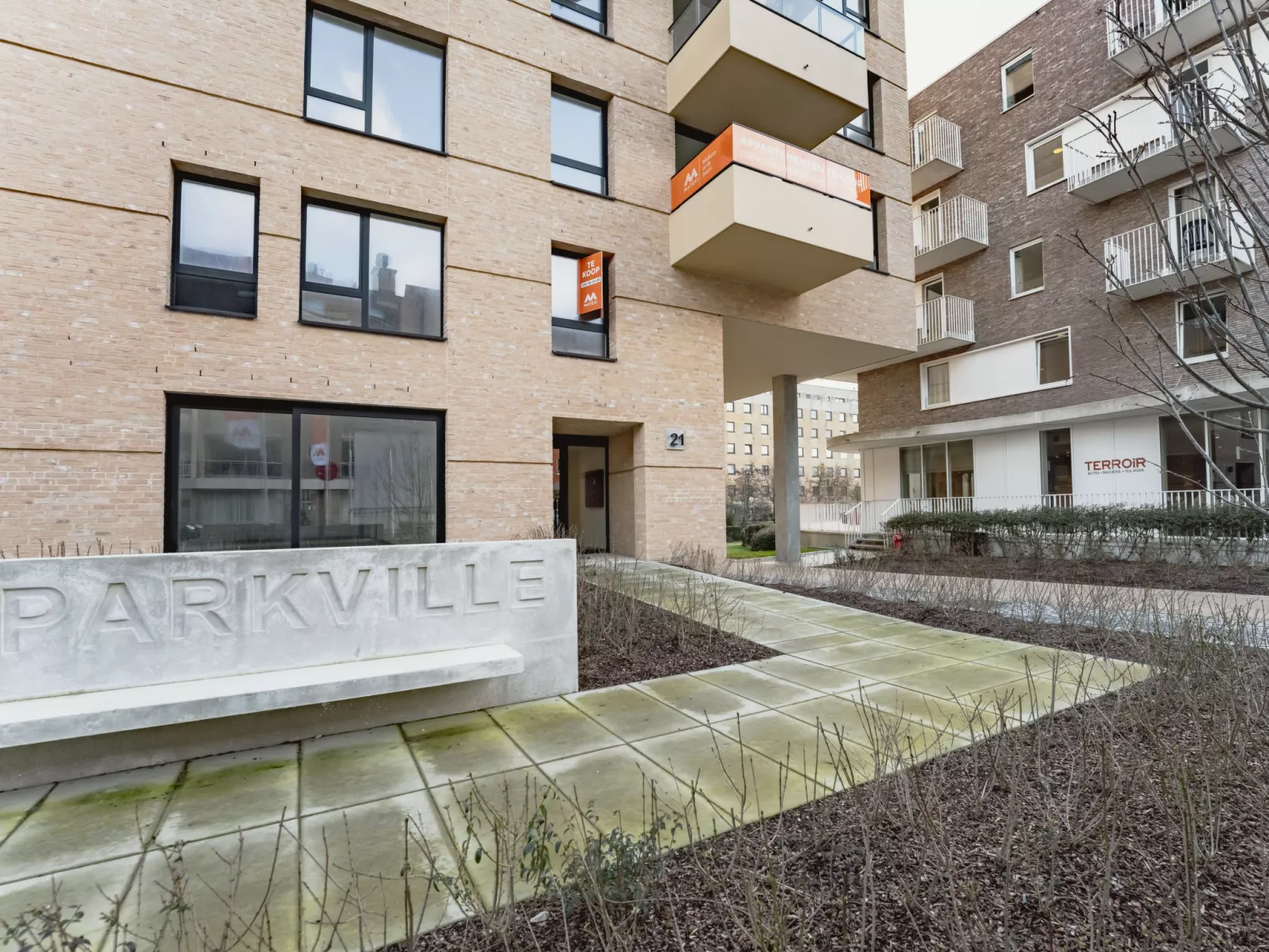 Parkville with parking & terrace - Buiten