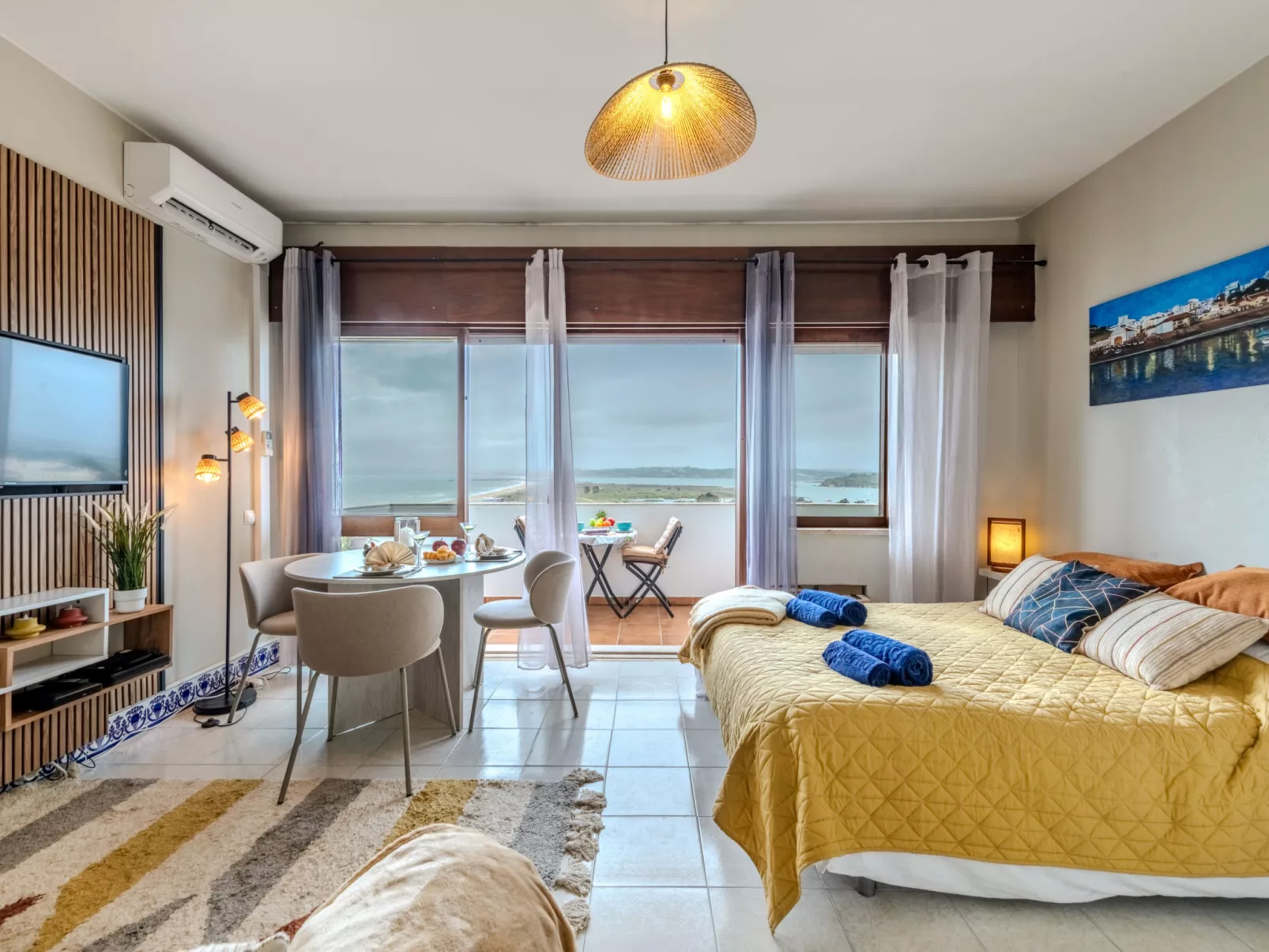 Alvor Bay Dream - Binnen