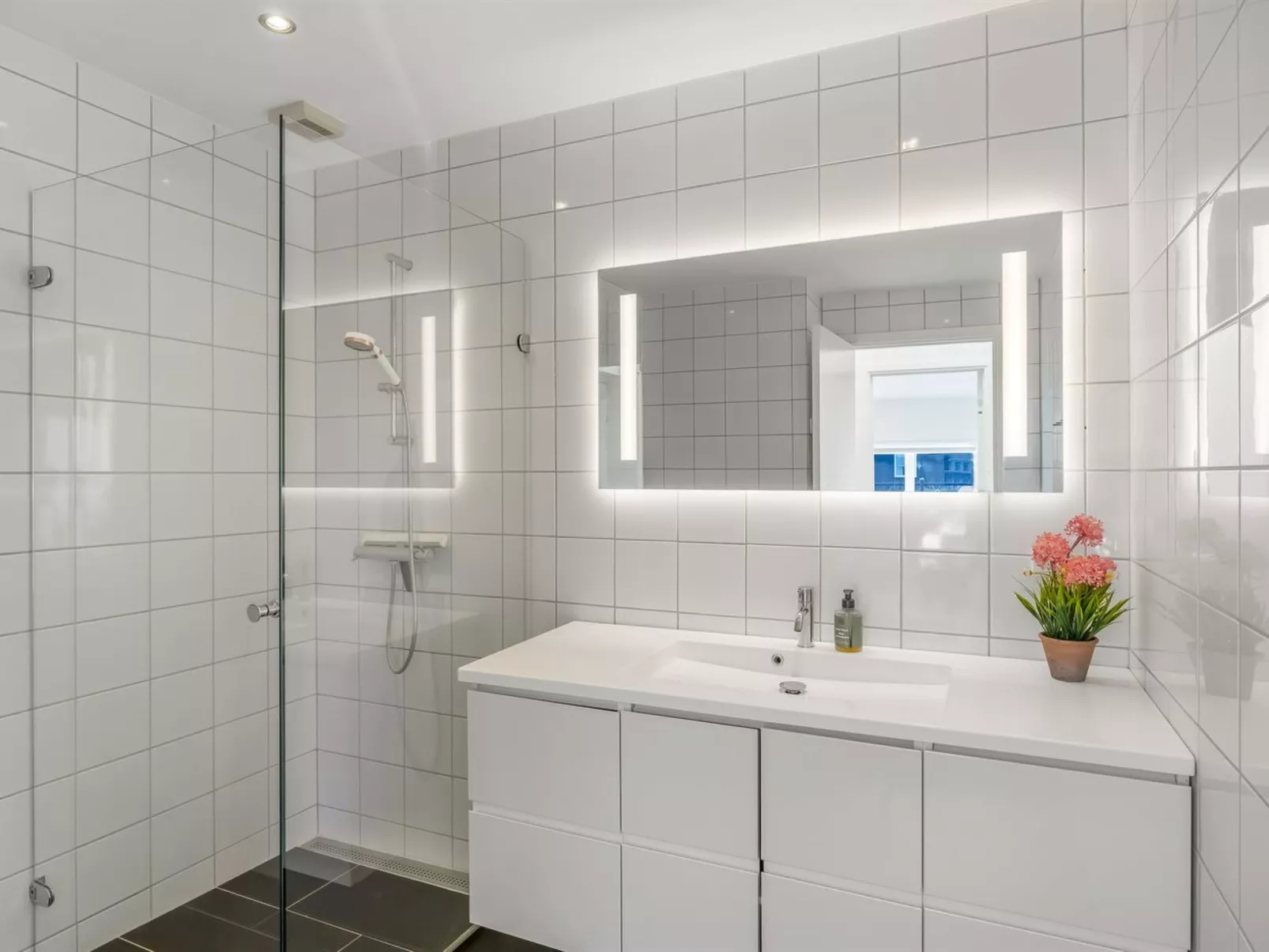 "Emelita" - 1.4km from the sea - Binnen