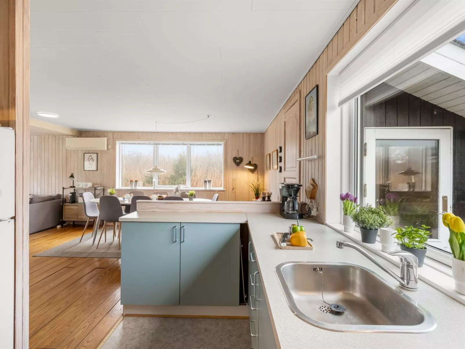 "Eloise" - 400m from the sea - Binnen