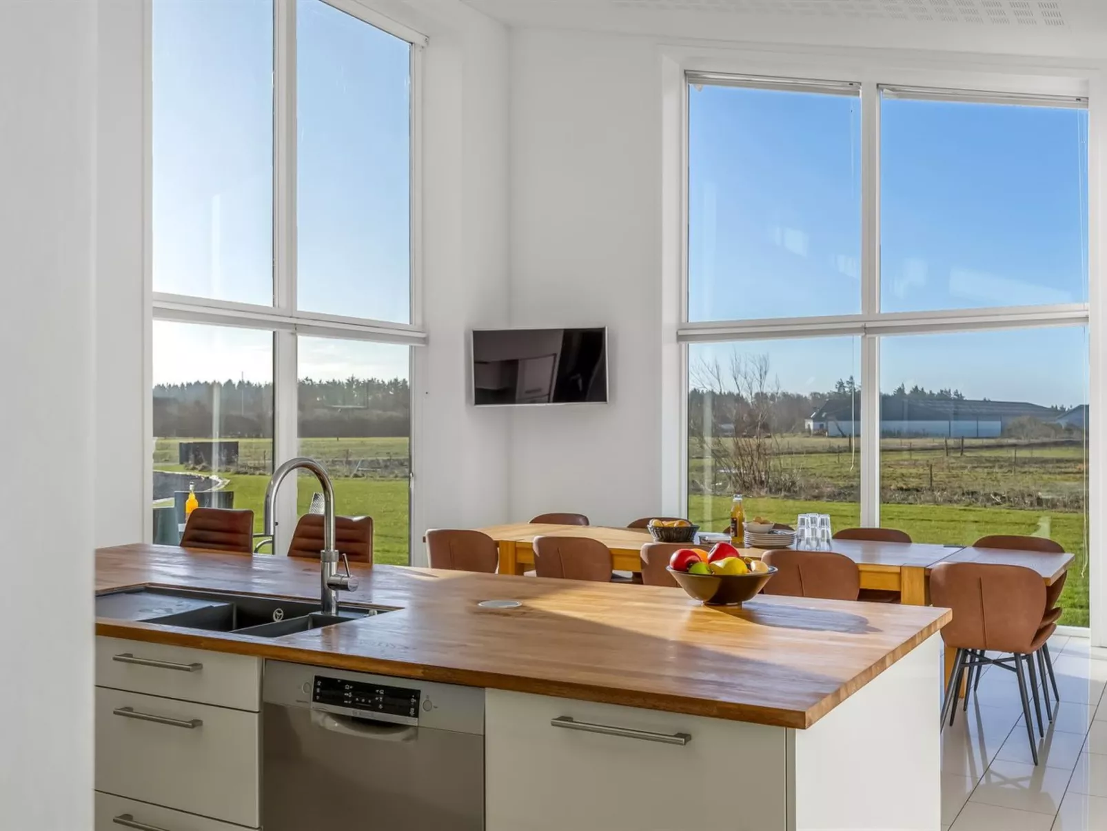 "Emelita" - 1.4km from the sea - Binnen