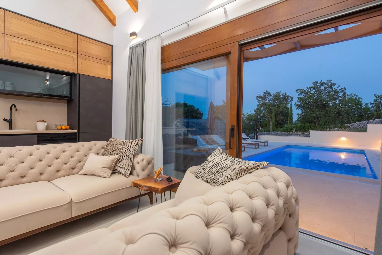 Serenity Retreat Villa - Woonkamer