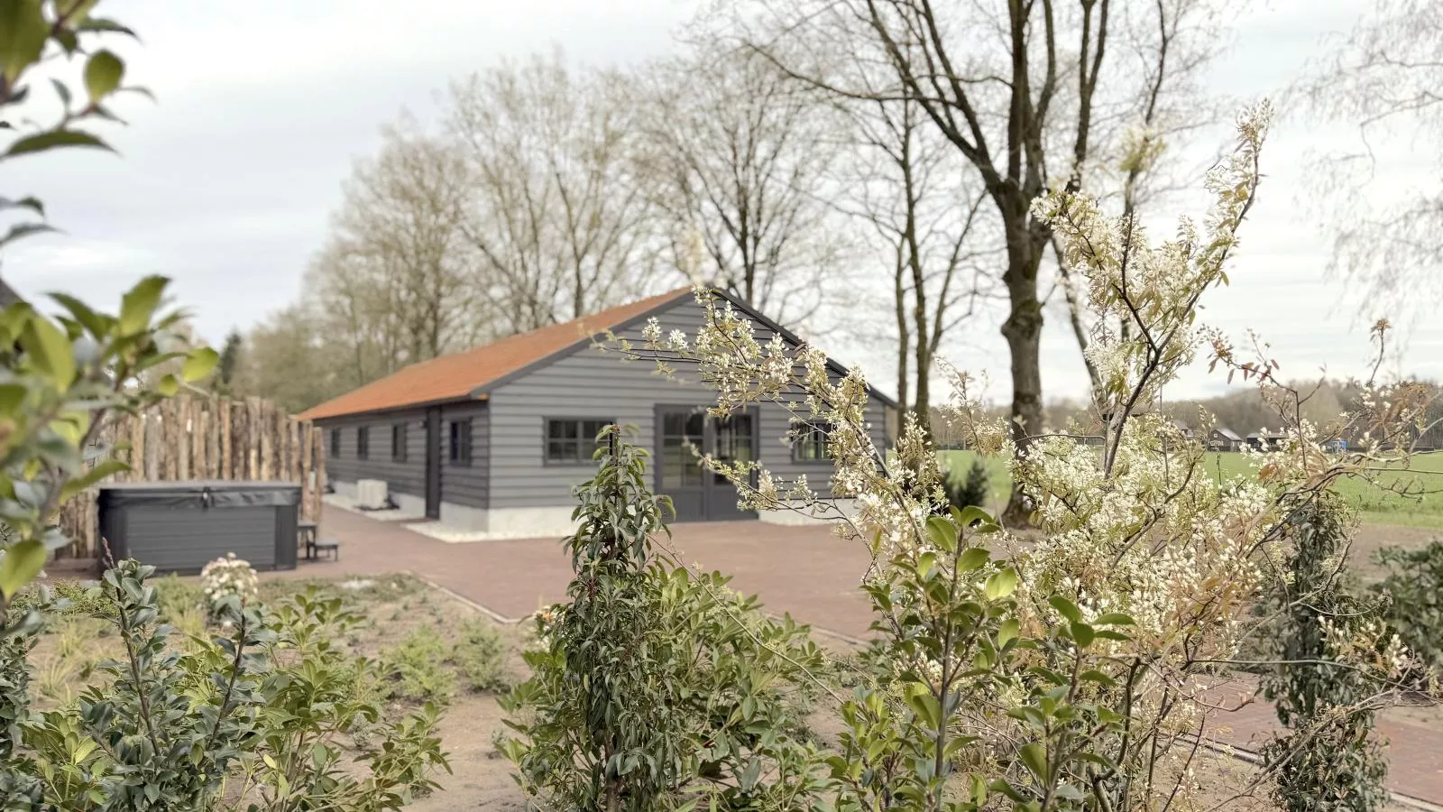 Guesthouse het Koetshuis - Buitenkant zomer