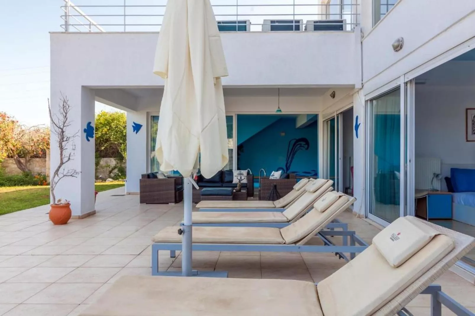 WhiteBlue Spa Villa - Terrasbalkon