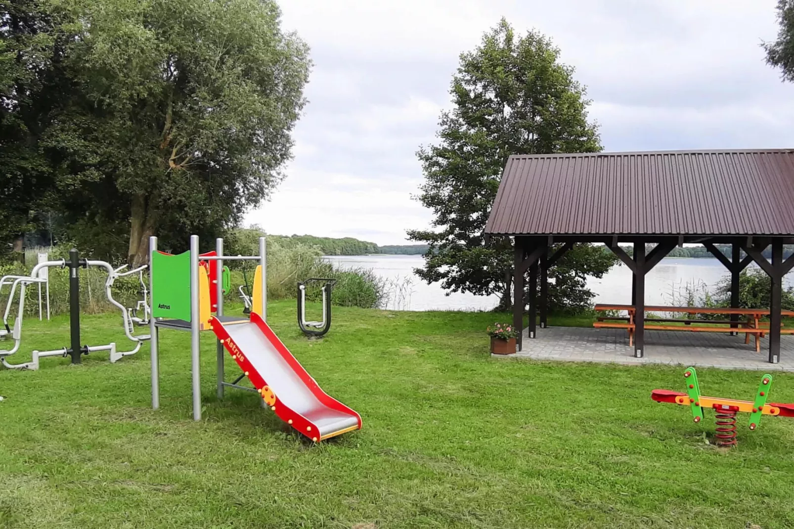 Dom wakacyjny 85 m2 dla 6 osób Dąbrowica-Parkfaciliteiten