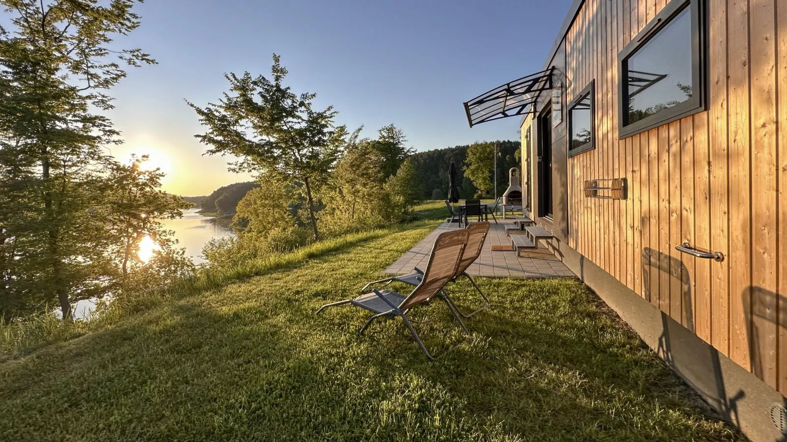 Feriendorf Seeblick - Tiny Chalet Nr 9 - Buitenkant zomer