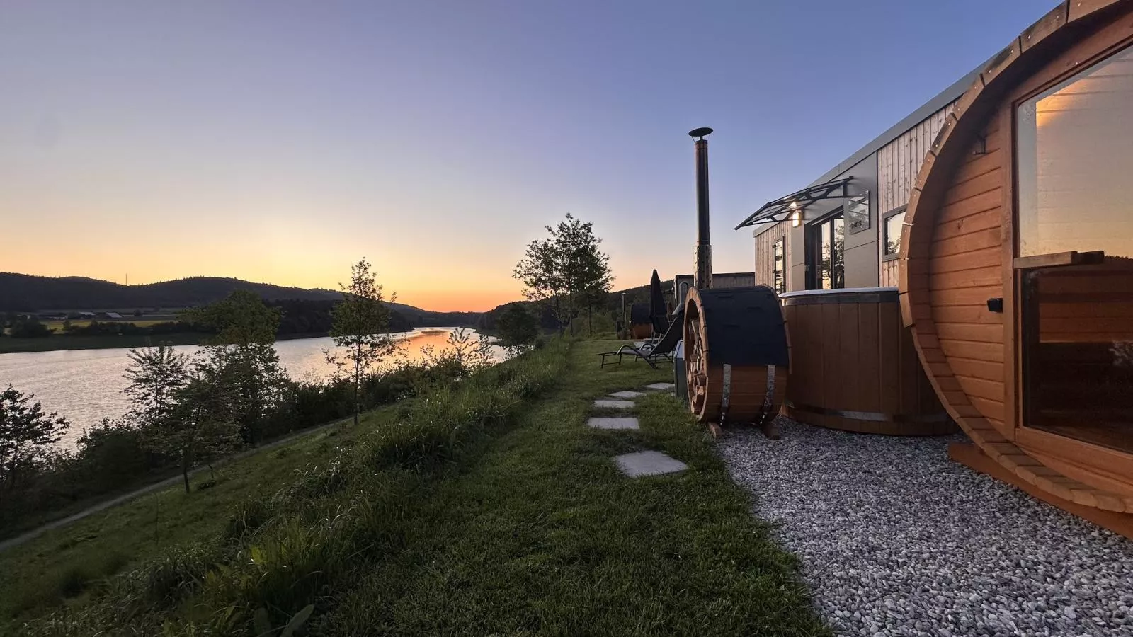 Feriendorf Seeblick - Tiny Chalet Nr 5 - Buitenkant zomer