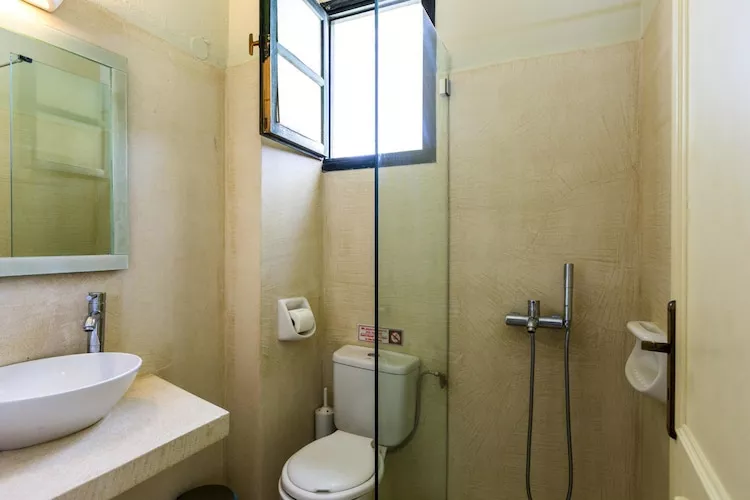 Villas Avra & Pyrgos, Episkopi-Villa Pyrgos, ca. 145 qm, 9 pax - Badkamer