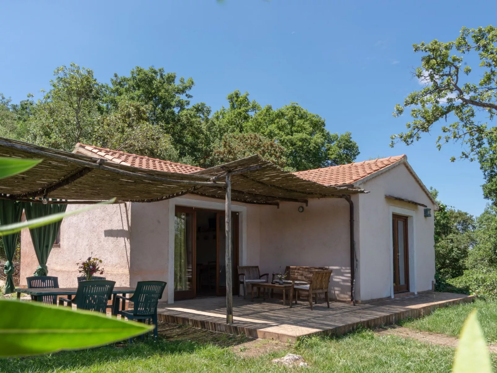 Freistehendes Landhaus mit Gemeinschaftspool - Buiten