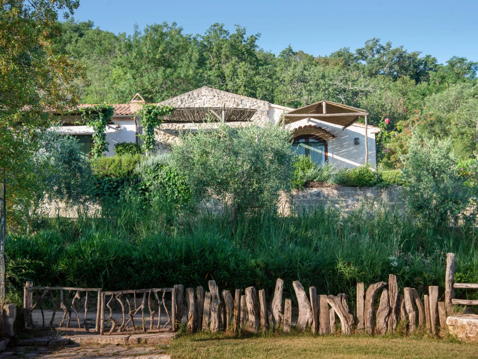 Freistehendes Landhaus mit Gemeinschaftspool - Buiten