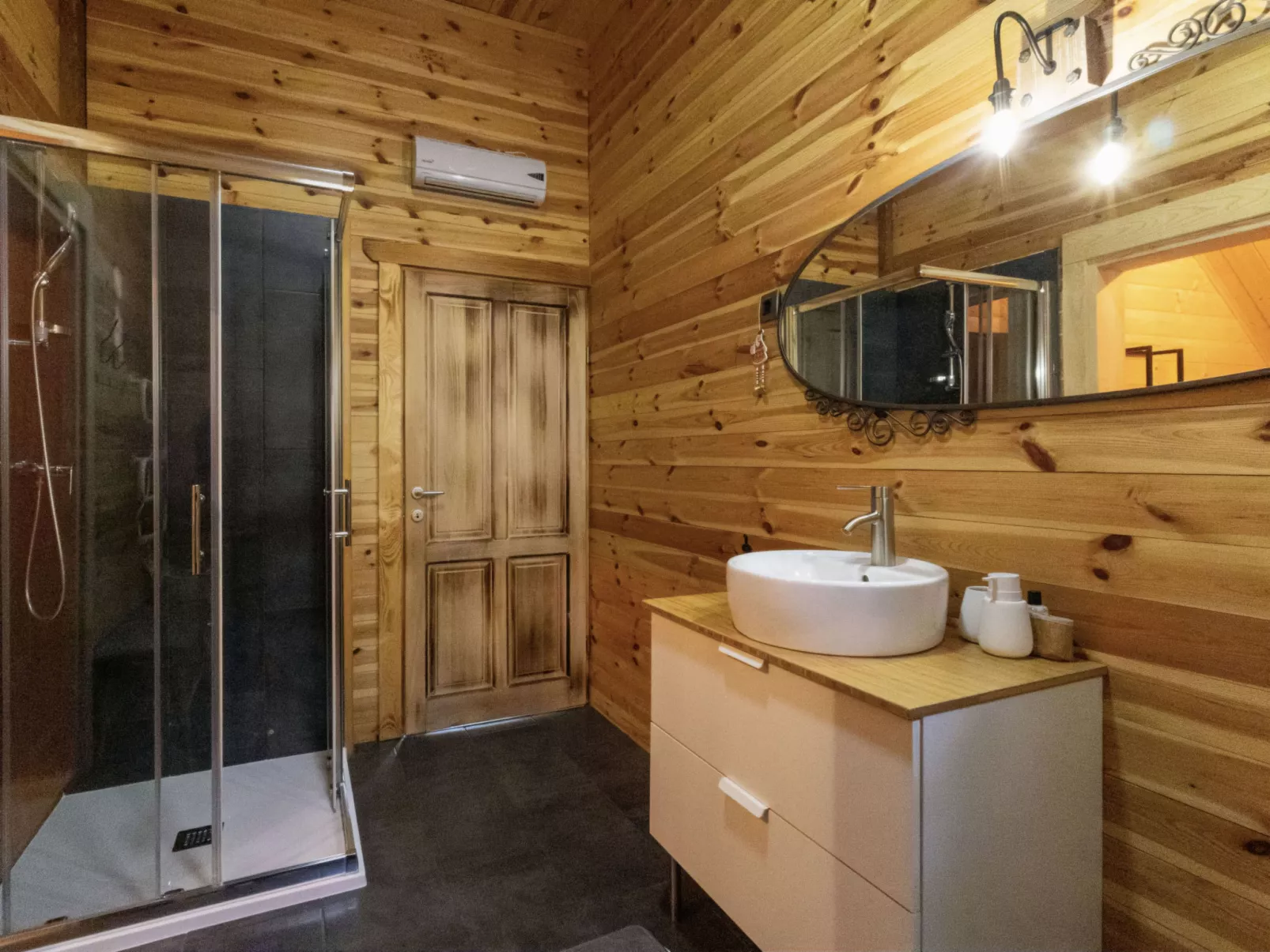 Hidden Heaven - Binnen