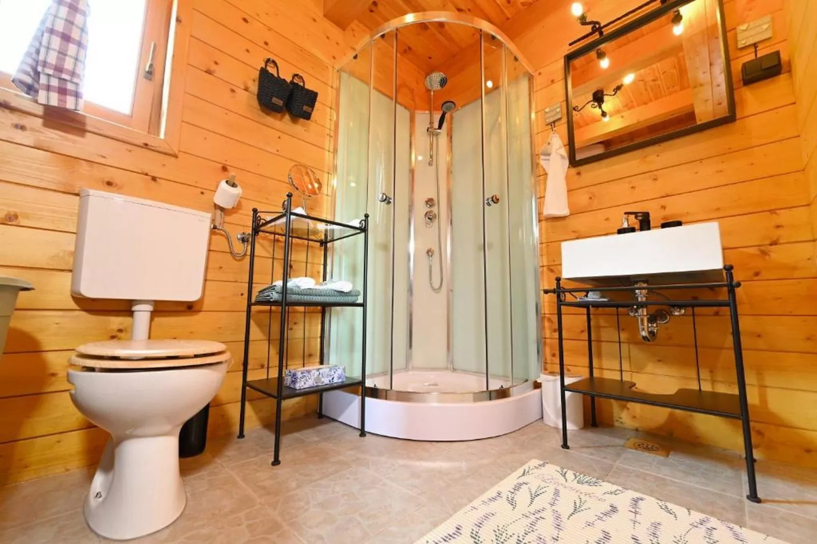 Lavanda Land - Villa Tanya Mrežnica - Three Bedroom Holiday Home with Hot Tub - Badkamer