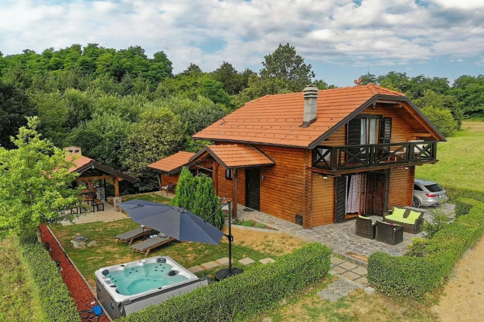 Lavanda Land - Villa Tanya Mrežnica - Three Bedroom Holiday Home with Hot Tub - Buitenlucht