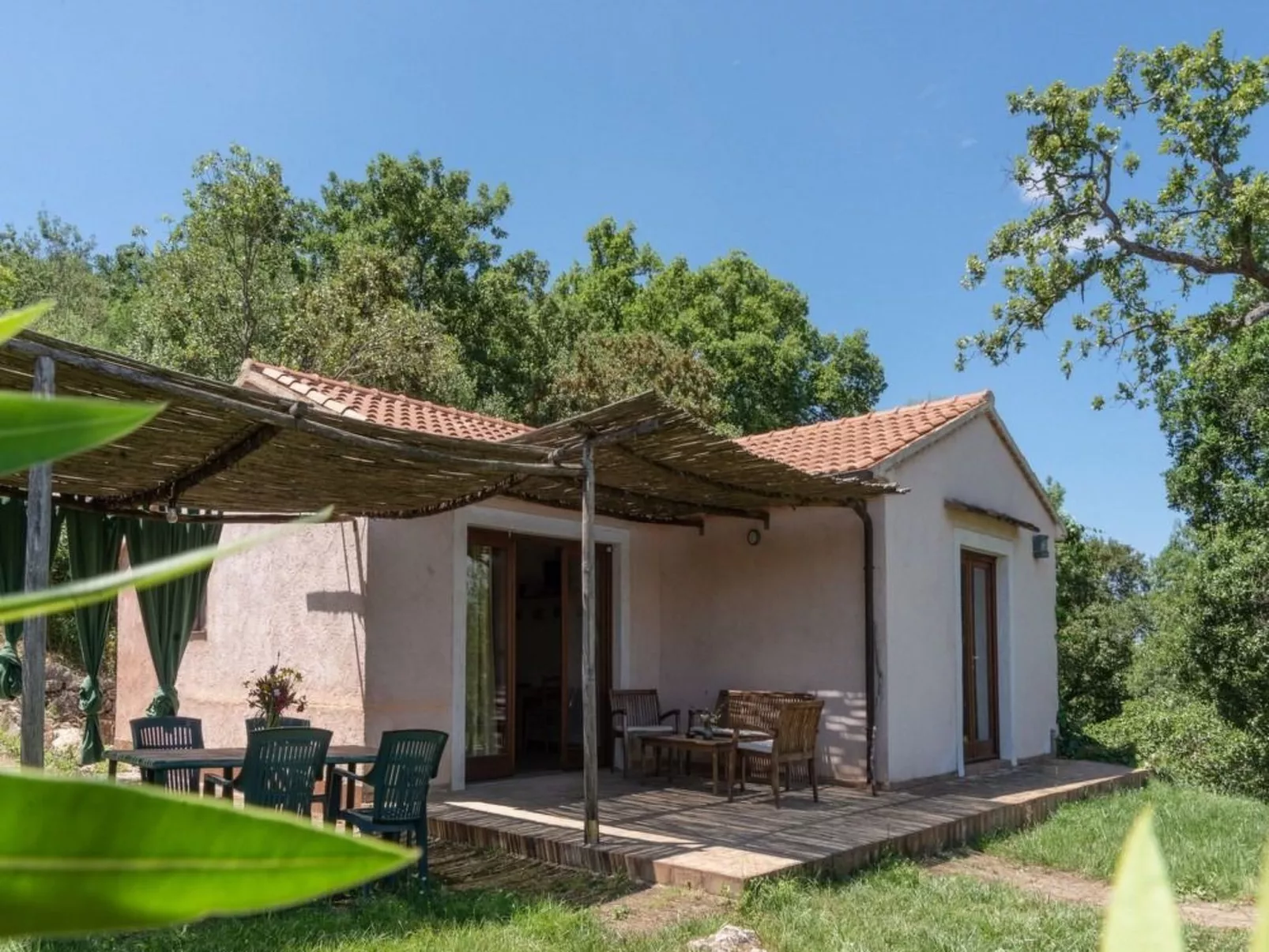 Freistehendes Landhaus mit Gemeinschaftspool - Buiten