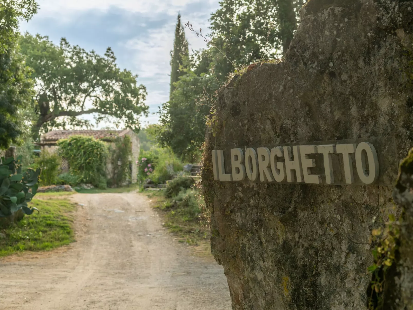 Freistehendes Landhaus mit Gemeinschaftspool - Buiten