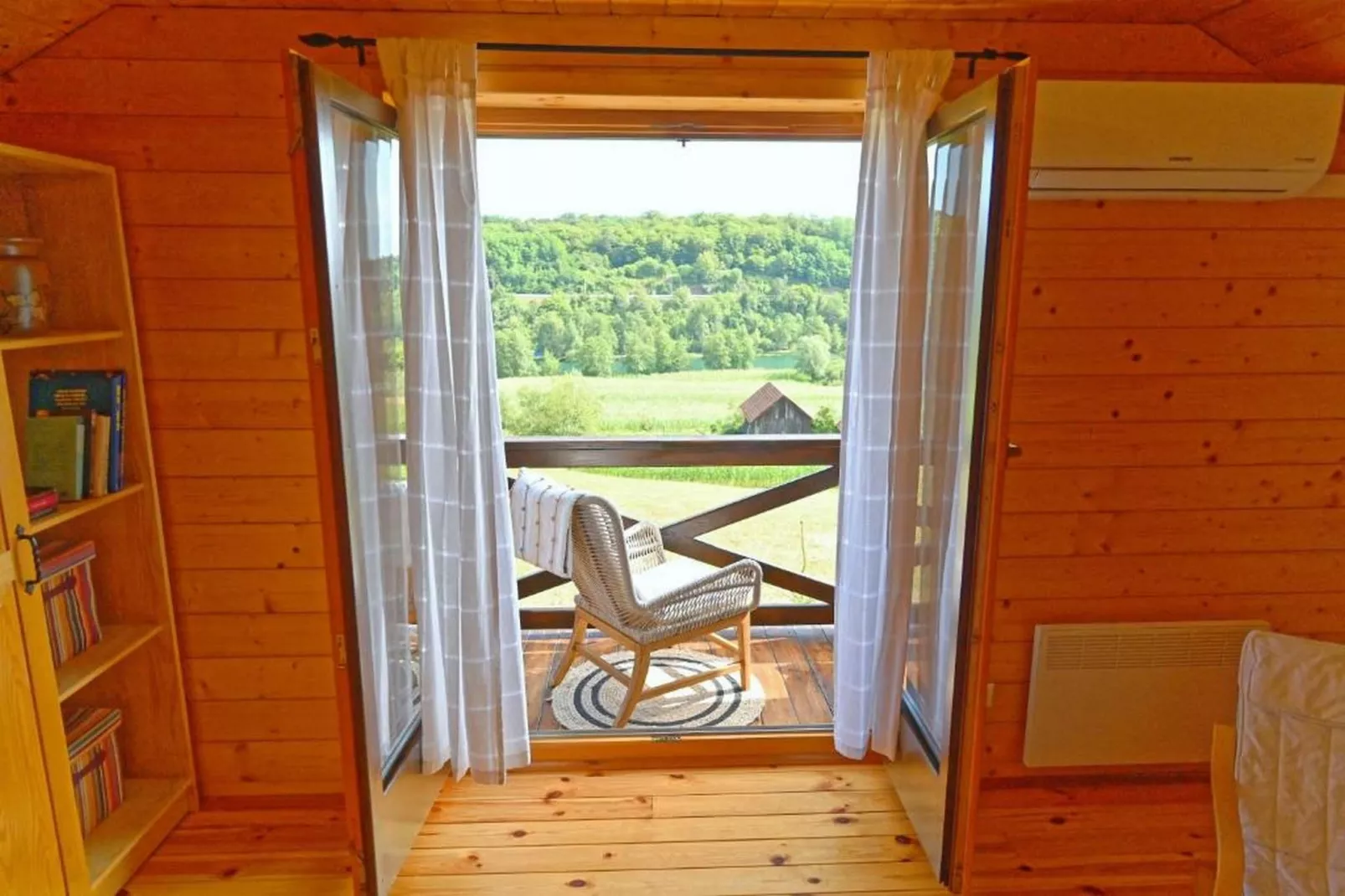 Lavanda Land - Villa Tanya Mrežnica - Three Bedroom Holiday Home with Hot Tub - Binnen