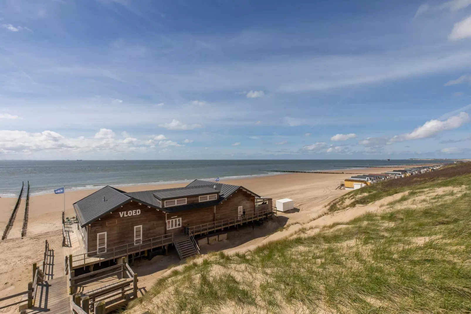 Beach sleep house near Dishoek directly by the sea with panoramic view and terrace, number 342 - Buitenkant zomer