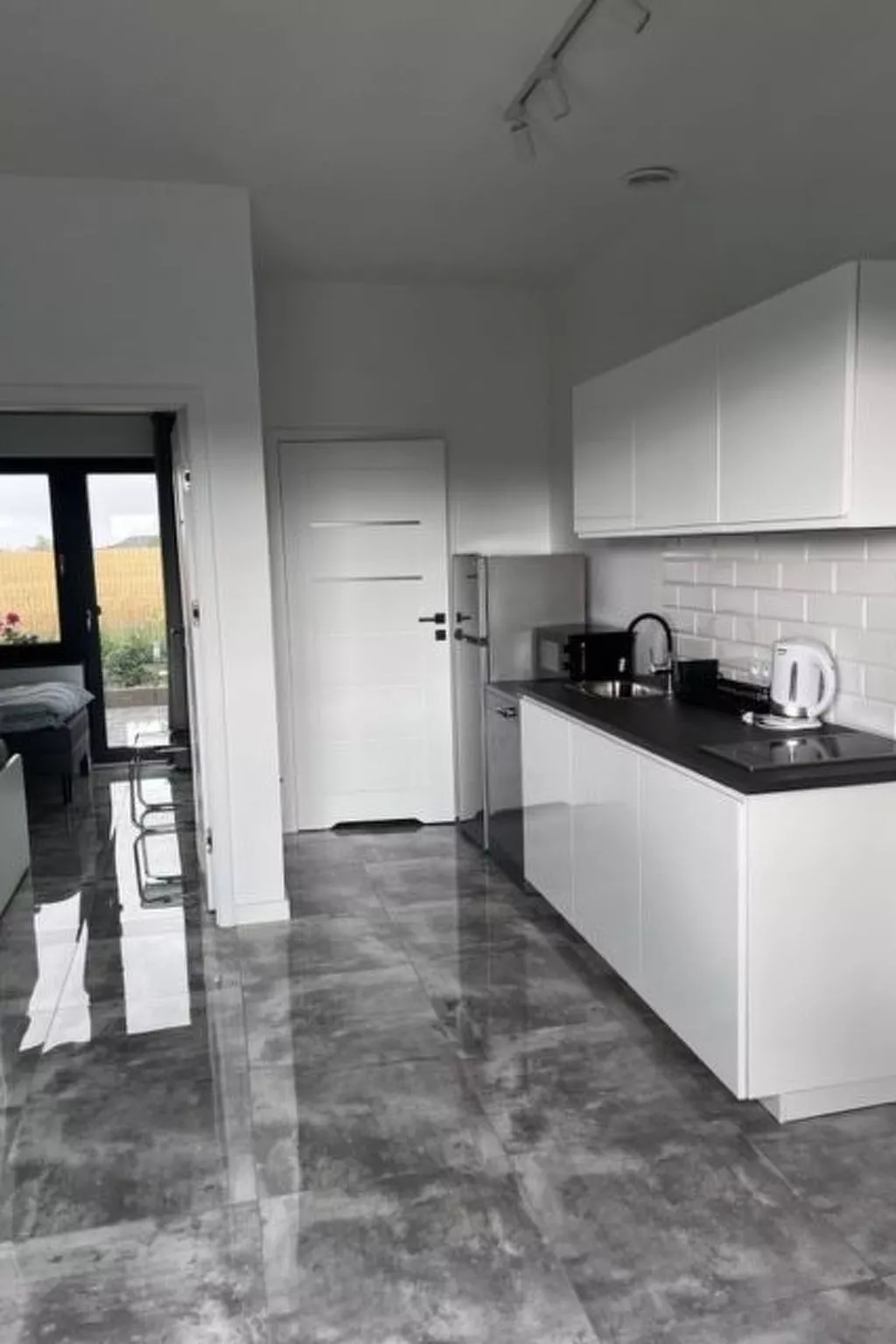 Zwei-Zimmer-Reihenhauswohnung - Binnen