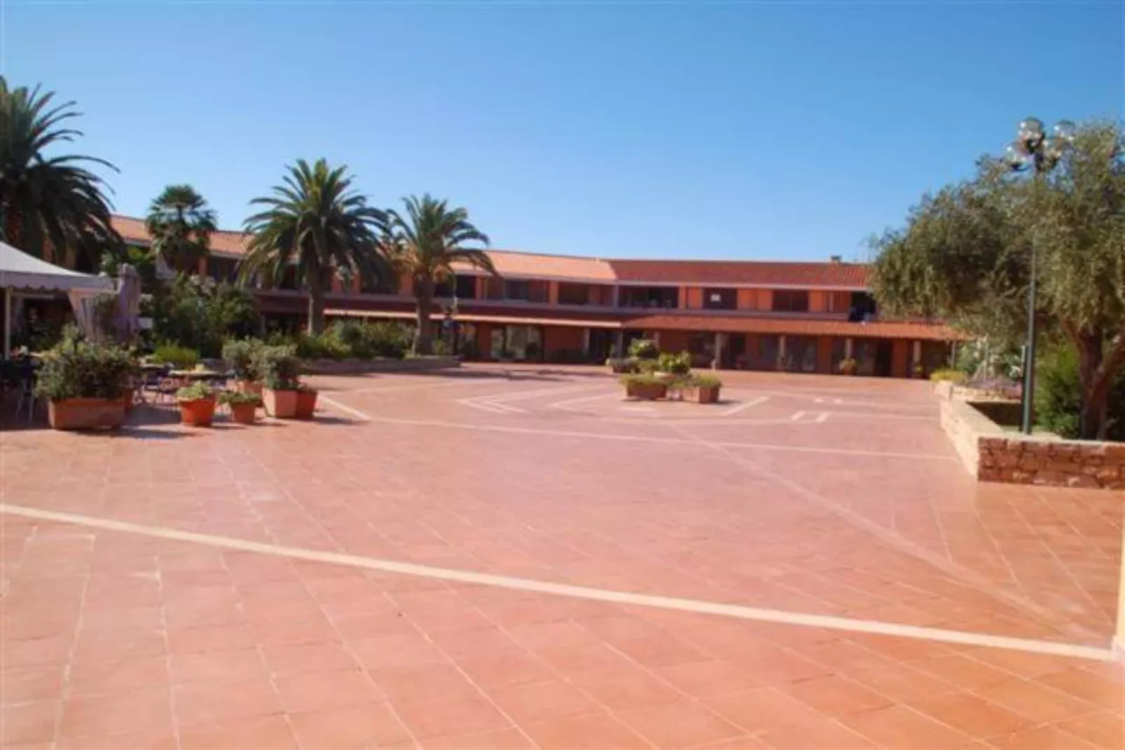 Residence Porto Coda Cavallo - STUDIO - Buitenkant zomer