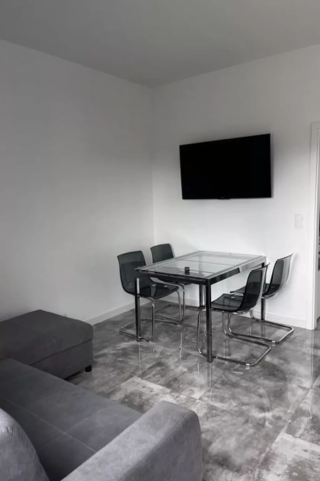 Zwei-Zimmer-Reihenhauswohnung - Binnen